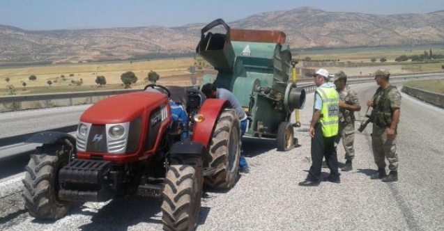 Bağlı olduğu traktörden ayrılan patos makinesi devrildi