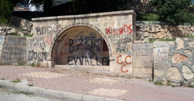 Bakımsız kalan tarihi çeşme tepkilere neden oluyor