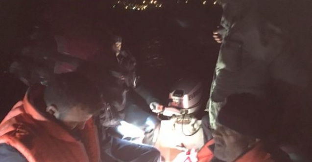 Barajda mahsur kalan balıkçıları polis kurtardı