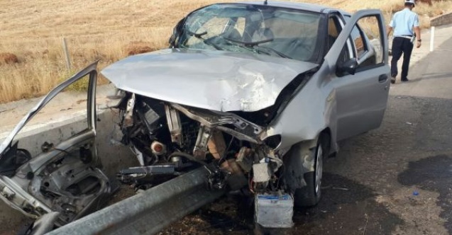 Bariyerlere çarpan otomobil hurdaya döndü: 1 yaralı