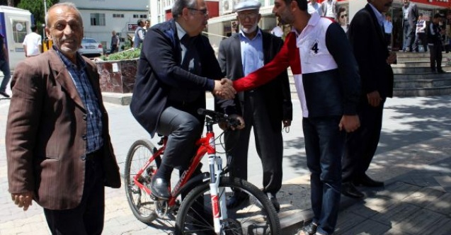 BELEDİYE BAŞKANI BİSİKLETLE GEZİYOR