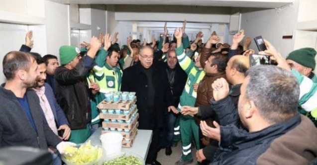 Belediye işçileri kadro sevincini çiğköfte yoğurarak kutladı