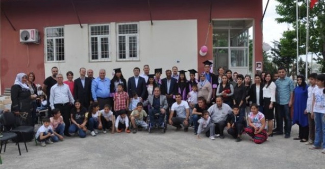 Besnide ortaokul öğrencilerinin mezuniyet töreni
