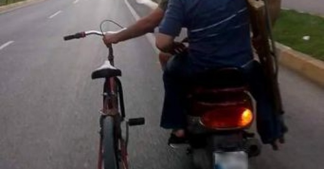 Bir Eliyle Motosiklet Diğer Eliyle De Bisiklet Kullandı
