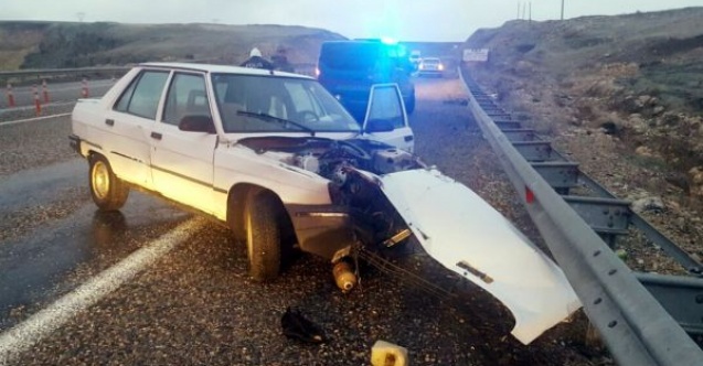 Buzlanan yolda kayan otomobil bariyerlere çarptı: 1 yaralı