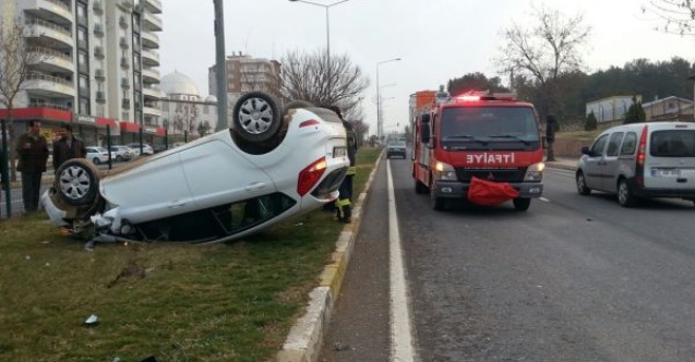 Çarpışan Otomobillerden Birisi Ters Döndü
