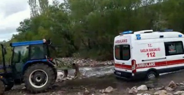 Çayda mahsur kalan ambulansın yardımına köylüler yetişti