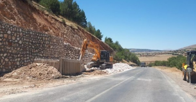 Çelikhan yolunda genişletme çalışmaları başladı
