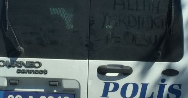 Çocuklardan polisi duygulandıran yazı