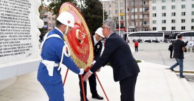 Cumhuriyet Bayramı etkinlikleri çelenk sunumuyla başladı