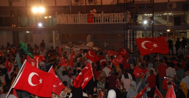 Demokrasi nöbetinde vatandaşlar meydanı boş bırakmıyor
