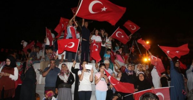 Demokrasi nöbetinin ikinci gününde meydanlar dolup taştı