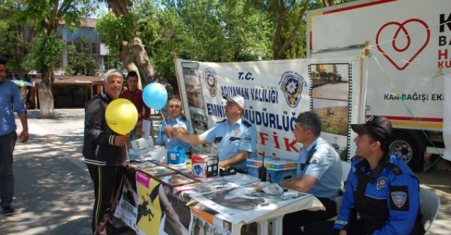 DEMOKRASİ PARKINDA TRAFİK BİLGİLENDİRME STANDI AÇILDI