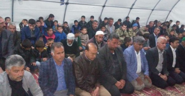 Depremin vurduğu Samsat#39;ta kandil çadırda kutlandı