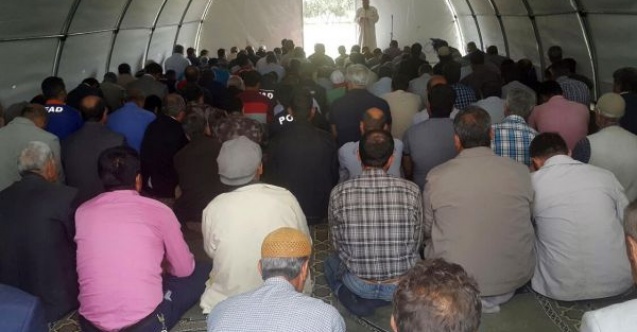 Depremzedeler cuma namazını çadırlarda kıldı