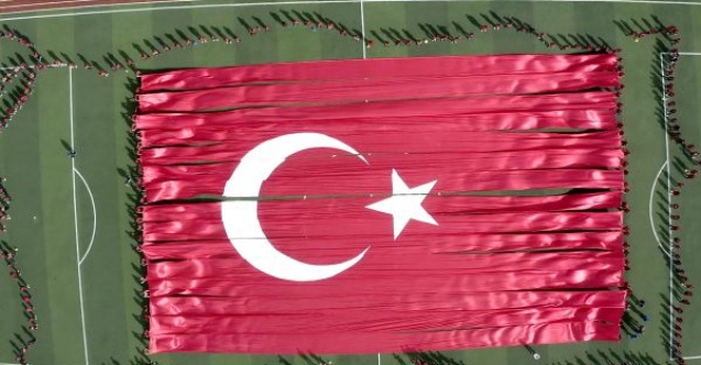 Dev Türk bayrağı ve Türkiye haritasıyla askere selam