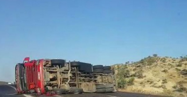 Devrilen yakıt tankerinden tonlarca mazot yola aktı