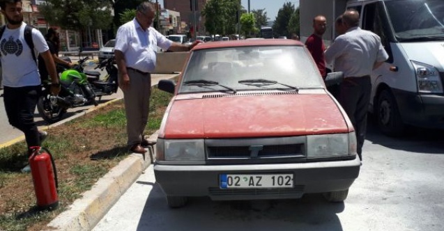 Emniyet müdürlüğü önünde yanan otomobile polis müdahale etti