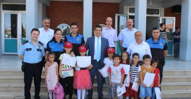 Emniyet Müdürü Alper öğrencilere karne dağıttı