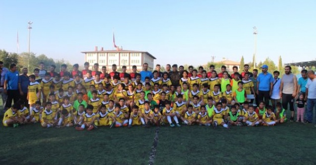 Emniyet Müdürü Alperden sporcu çocuklara sürpriz