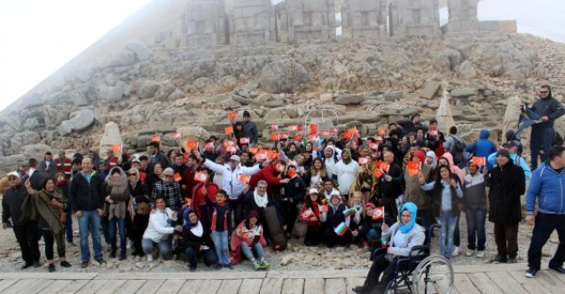 ENGELLİLER NEMRUT DAĞINA ÇIKMAK İÇİN ENGEL TANIMADI 
