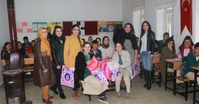 Ev kadınlarından köy okulundaki öğrencilere yardım