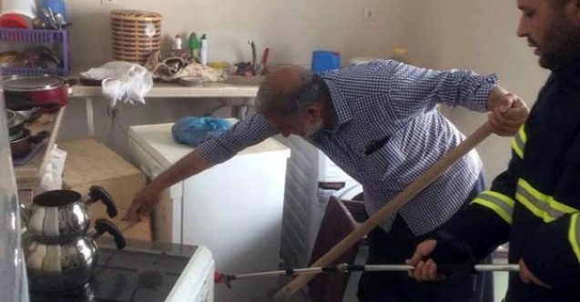 Eve giren yılanı itfaiye ekipleri çıkarttı