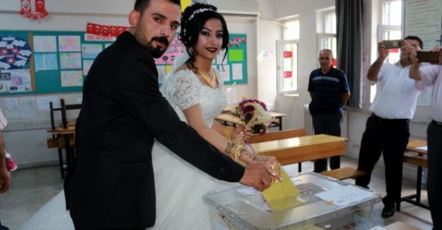 Gelin damat zılgıtlarla sandık başına gitti