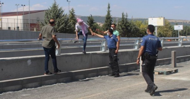 Genç kadın, köprülü kavşaktan atlamak istedi