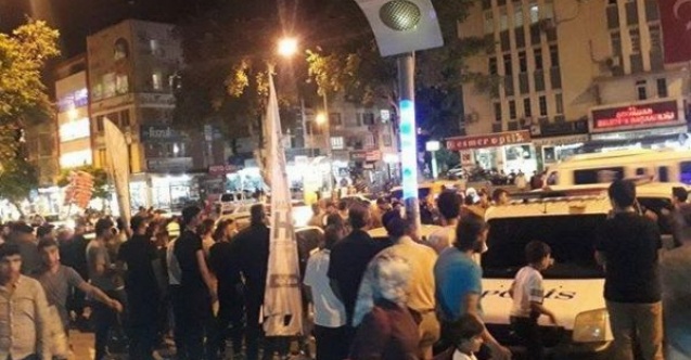 Gençlerin kavgasını bekçiler engelledi