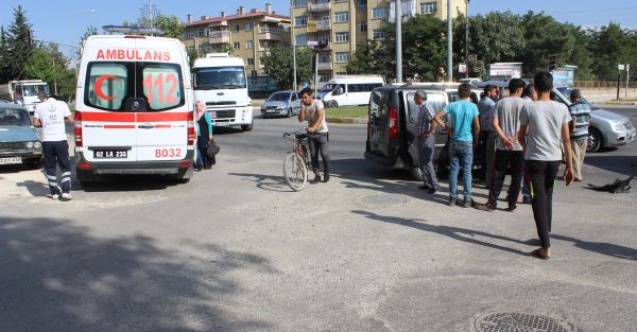 Hafif ticari araç ile minibüs çarpıştı: 3 yaralı
