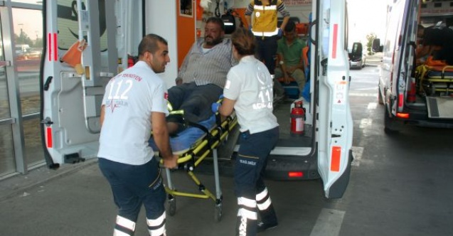 Hafif ticari araç ile otomobil çarpıştı: 4 yaralı