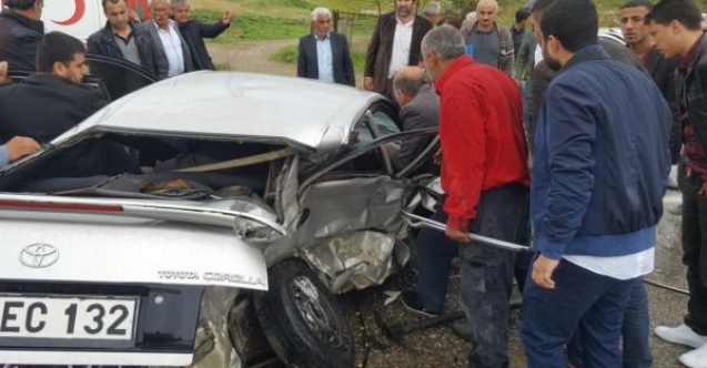 Hafif ticari araç ile otomobil çarpıştı: 4 Yaralı