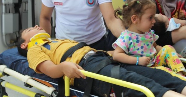Hafif ticari araç ile otomobil çarpıştı: 4 yaralı