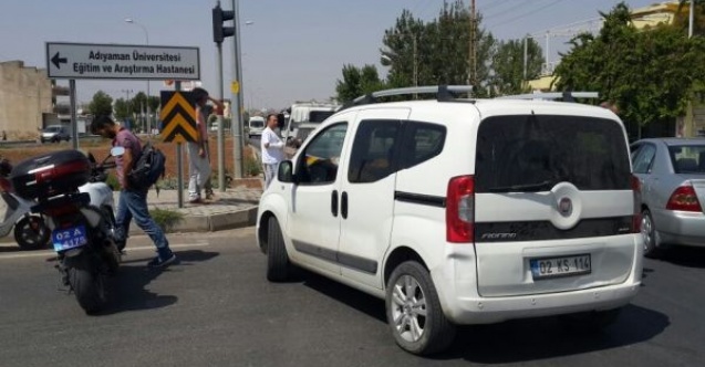 Hafif ticari araç ile otomobil çarpıştı