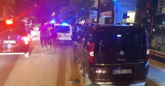 Hafif ticari araç park halindeki hafif ticari araca çarptı: 2 yaralı