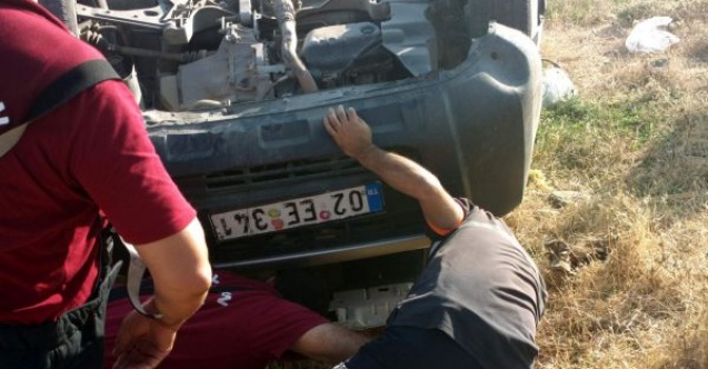 Hafif Ticari Araç Şarampole Yuvarlandı: 3 Yaralı