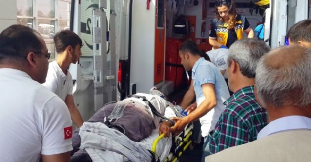 Hafif Ticari Araç Şarampole Yuvarlandı: 4 Yaralı