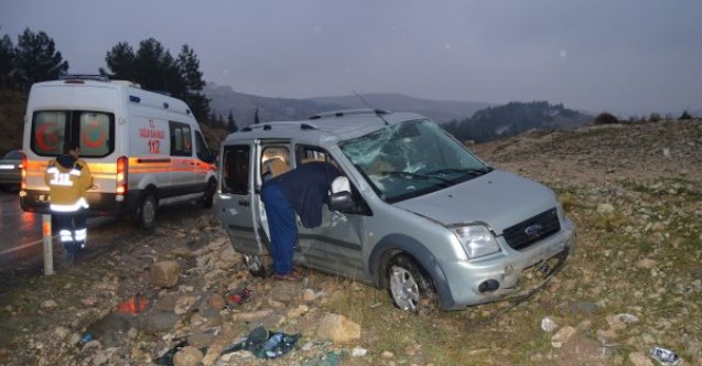 Hafif ticari araç takla attı: 3 yaralı