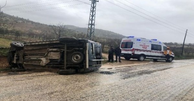 Hafif ticari araç yan yattı: 4 Yaralı