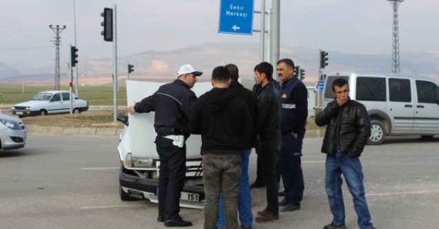 Hafif ticari araçla otomobil çarpıştı: 1 yaralı