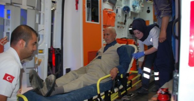 Hafif Ticari Araçla Otomobil Çarpıştı: 4 Yaralı