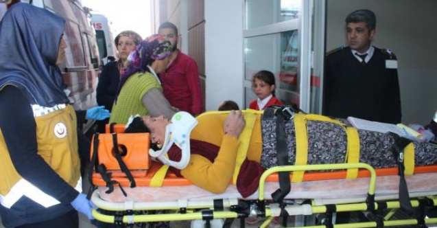 Hafif ticari araçla otomobil çarpıştı: 5 yaralı