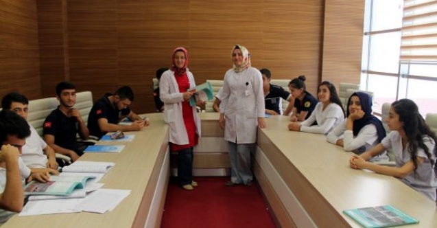 Hastanede Staj Gören Öğrencilere Eğitim Veriliyor