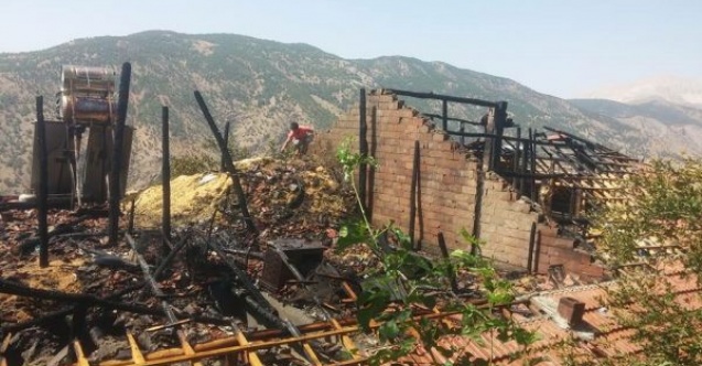 İkamette çıkan yangın evi kullanılamaz hale getirdi