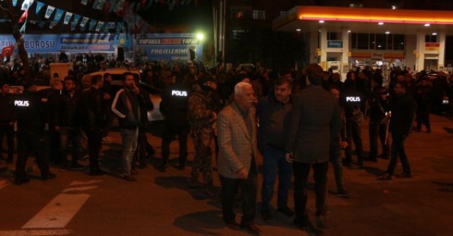 İki partinin üyeleri bir birinin üzerine yürüdü