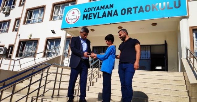 İlk bursunu okuluna bağışladı