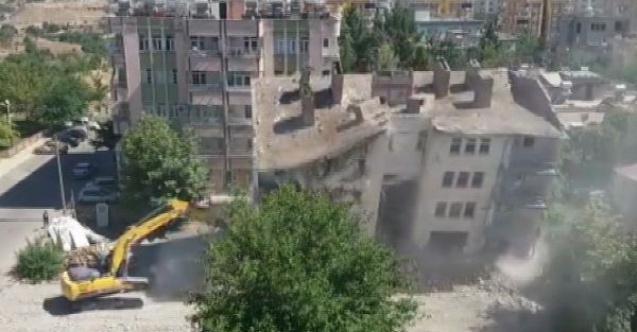 İş makinesinin darbesiyle bina yerle bir oldu