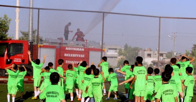 İtfaiye bu kez yangını değil sporcuları soğuttu