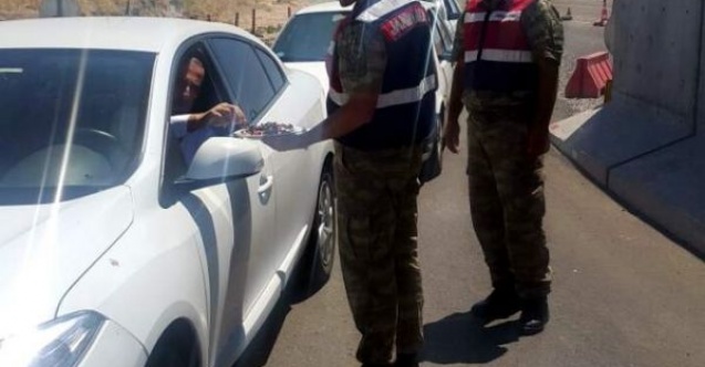 Jandarma ekiplerinden araç sürücülerine bayram sürprizi